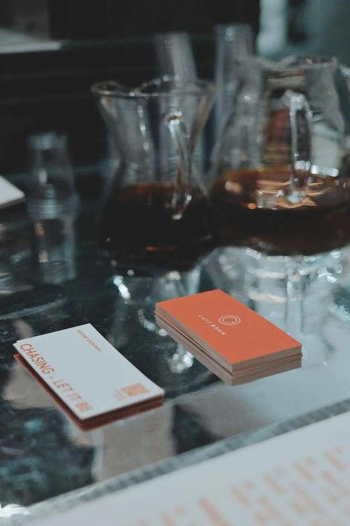 上海三十男七女吃瓜,上海男女比例失衡下的“三十男七女”吃瓜现场