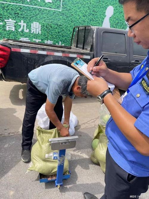 卖瓜大爷给城管吃瓜视频,卖瓜大爷直播互动引发网友热议