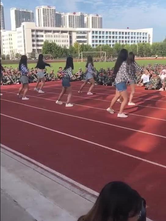 军训跳舞意外吃瓜