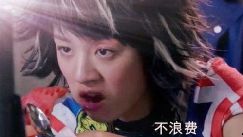 吃瓜扭头看男生,揭秘校园里的青春邂逅